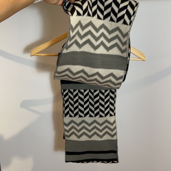 Forever 21 Circle Scarf - Picture 4 of 5